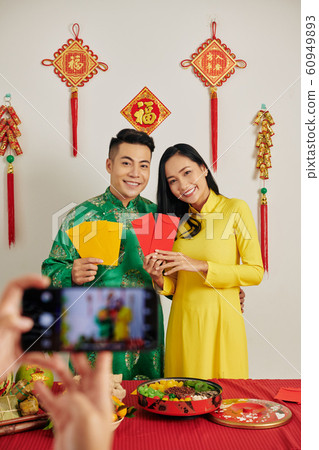 Couple showing red and yellow lucky money envelopes 60949893