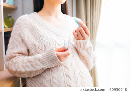 Lip pregnant woman 60950948