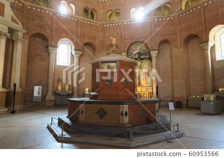 The octagonal baptistery in Cremona square, the holy land of the violin The octagonal baptistery in Cremona square, the holy land of the violin 60953566