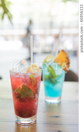 靠窗的雞尾酒汁 靠窗的雞尾酒汁 60956333