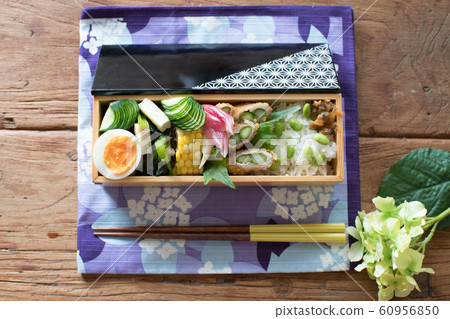 Asparagus meat roll and green soybean rice 60956850