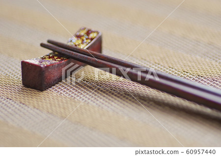 彩繪筷子和筷子架 60957440