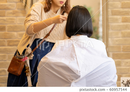 女人在美髮沙龍剪頭髮 女人在美髮沙龍剪頭髮 60957544