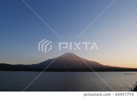 富士山的晚上風景 富士山的晚上風景 60957754