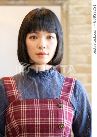 Bob cut black hair woman 60958251