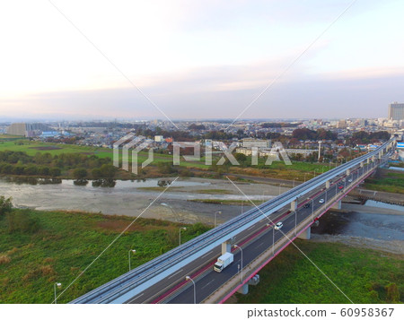 乘坐無人機在多摩河空中俯瞰的“立橋/多摩市單軌線”(東京都日野市) 乘坐無人機在多摩河空中俯瞰的“立橋/多摩市單軌線”(東京都日野市) 60958367
