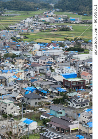 帶有強風損壞的瓦屋頂私人住宅 60959011