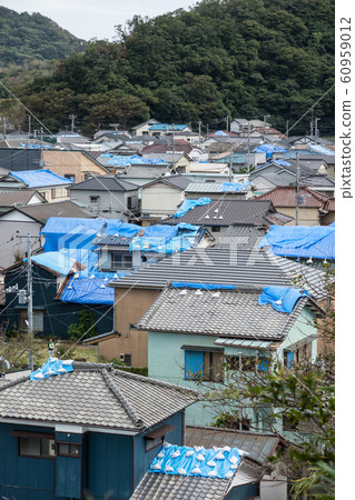 帶有強風損壞的瓦屋頂私人住宅 帶有強風損壞的瓦屋頂私人住宅 60959012