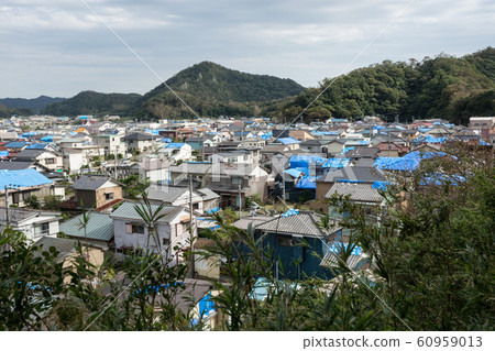 帶有強風損壞的瓦屋頂私人住宅 帶有強風損壞的瓦屋頂私人住宅 60959013