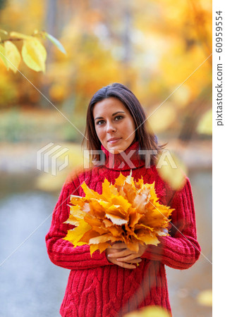 Young pretty woman walking in an autumn fall park 60959554