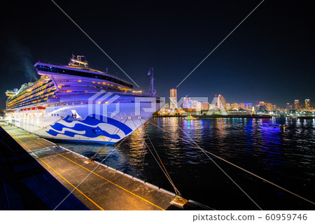 日本橫濱市容查看鑽石公主等待出發= Osanbashi 60959746