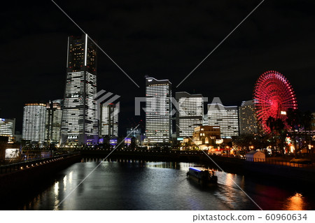 從橫濱的環球大橋看，2019年港未來大樓的整個照明 60960634