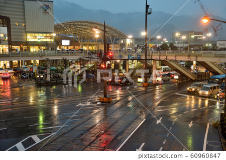 長崎站前下雨的夜景 60960847