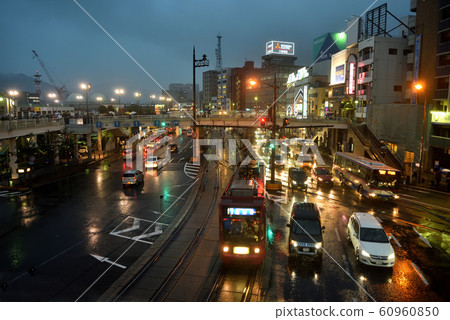 長崎站前下雨的夜景 長崎站前下雨的夜景 60960850