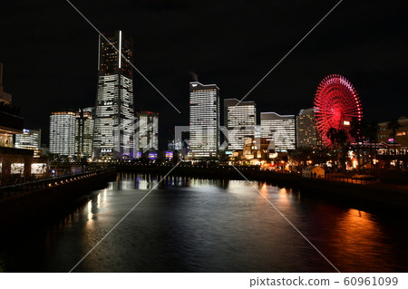 從橫濱的環球大橋看，2019年港未來大樓的整個照明 60961099