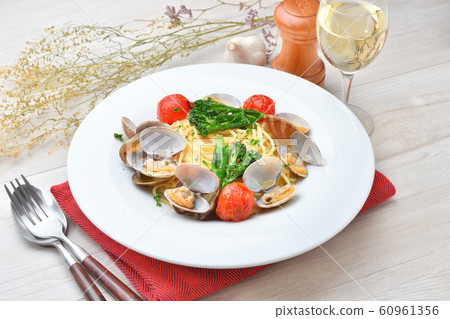 Italian pasta, Bongo Lebianco (Asari, clam and garlic olive oil). 60961356