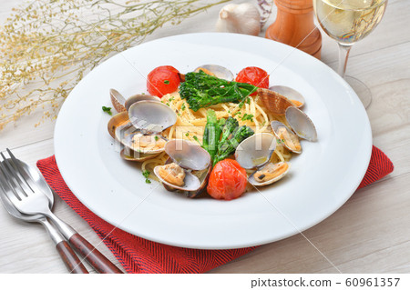 Italian pasta, Bongo Lebianco (Asari, clam and garlic olive oil). 60961357