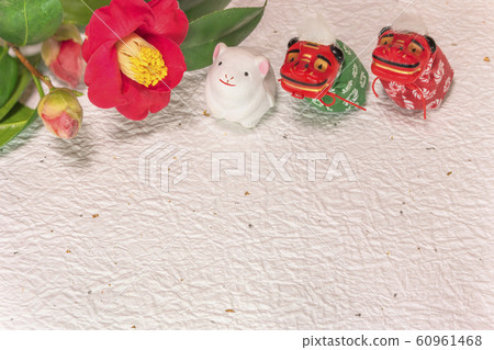 可愛的山茶花雕像,也被稱為冬玫瑰,站在白紙上的兩個舞獅,以及2020年生肖中的一隻老鼠 可愛的山茶花雕像,也被稱為冬玫瑰,站在白紙上的兩個舞獅,以及2020年生肖中的一隻老鼠 60961468