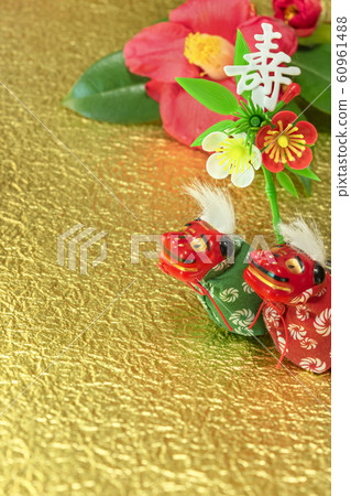 可愛的兩個舞獅形象，站在一張金箔紙和山茶花上，也被稱為冬玫瑰，寫著壽的漢字 60961488