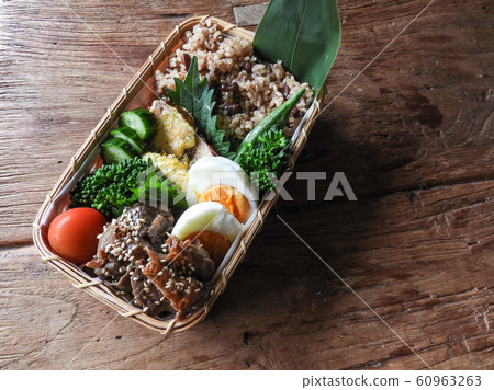 Yakiniku, egg and five-grain rice Yakiniku, egg and five-grain rice 60963263