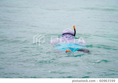 享受海水浴的男人 享受海水浴的男人 60963599