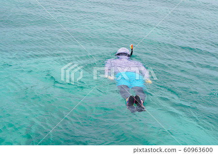 享受海水浴的男人 享受海水浴的男人 60963600