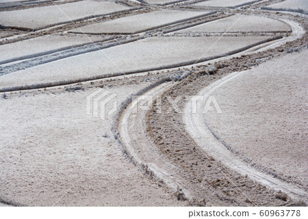 在雪地上噴灑融雪劑 60963778