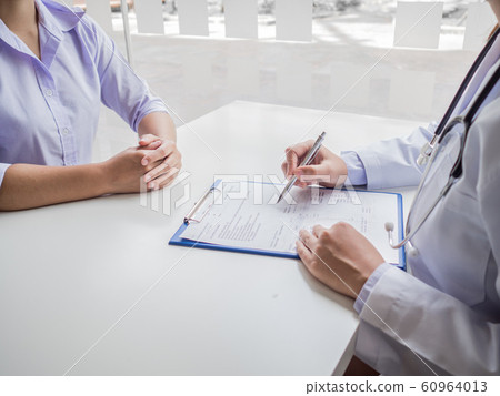 The doctor explained the health examination results to the patient 60964013