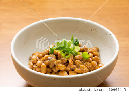 納豆（非常小的納豆。調味品是蔥）。 60964443