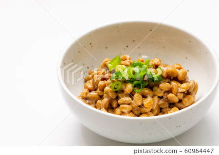 納豆（非常小的納豆。調味品是蔥）。 60964447