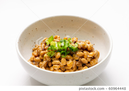 納豆（非常小的納豆。調味品是蔥）。 60964448