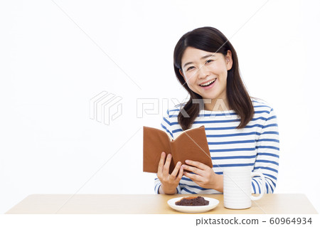 Women in their 30s 30 reading Women in their 30s 30 reading 60964934