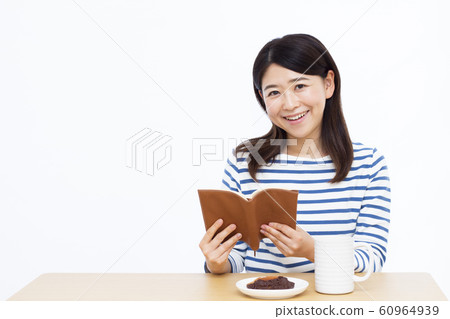 Women in their 30s 30 reading 60964939