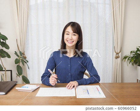 一個女人準備最後的回報帶著微笑 60966052