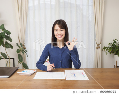 一個女人準備最後的回報帶著微笑 60966053
