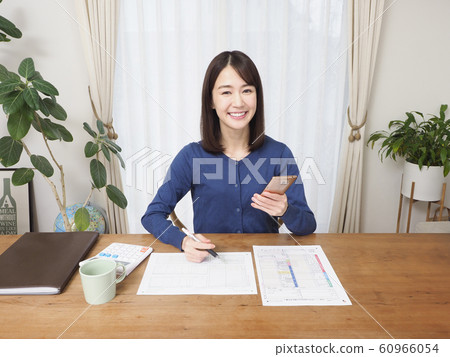 一個女人準備最後的回報帶著微笑 60966054