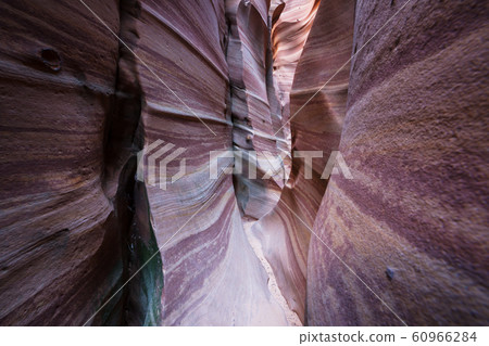 Slot canyon 60966284