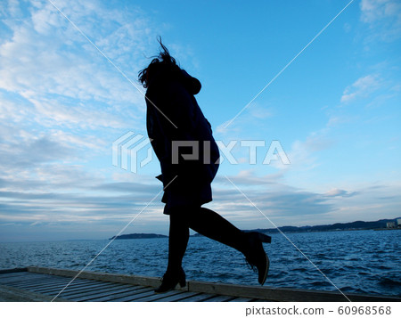 一個胖女人在海邊彈跳[剪影] 60968568
