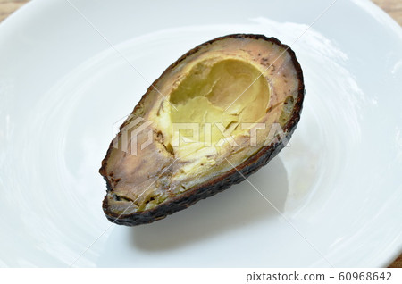 fresh ripe avocado half cutting arranging on plate fresh ripe avocado half cutting arranging on plate 60968642