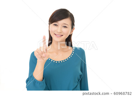 一個微笑的女人指向 一個微笑的女人指向 60968782