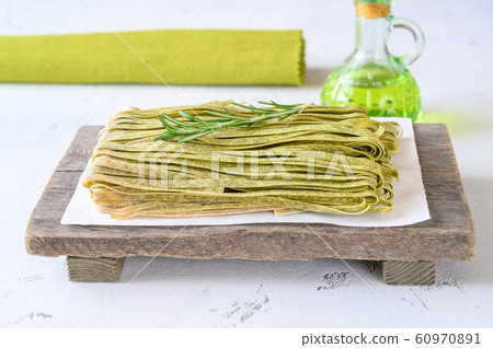 Spinach fettuccine with fresh rosemary Spinach fettuccine with fresh rosemary 60970891