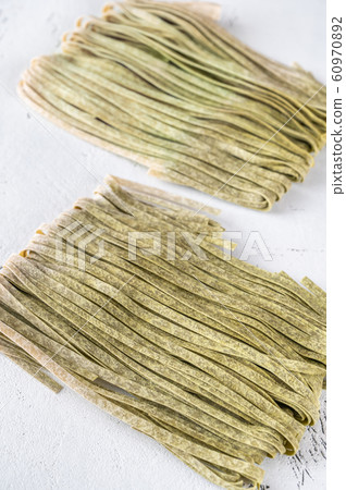Spinach fettuccine 60970892