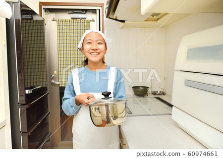 在廚房裡笑的女孩 60974661