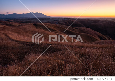 阿蘇和太乾峰的黎明 60976725