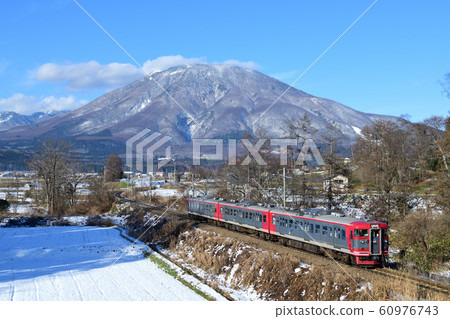 Shinano railway 115 series running with fresh snow Kurohimeyama in the background 60976743