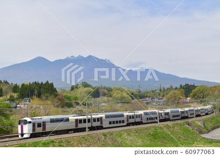 八嶽山背上運行的假日快速瀏覽山梨 八嶽山背上運行的假日快速瀏覽山梨 60977063