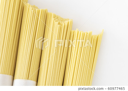 一堆幹的意大利麵條 60977465