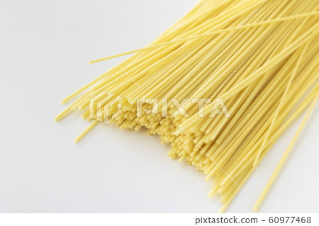 一堆幹的意大利麵條 60977468