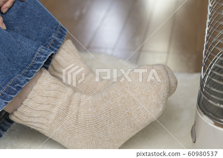 [Oil stove warms up] 60980537