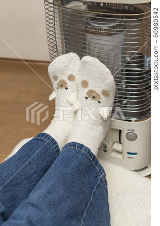 [Oil stove warms up] 60980542